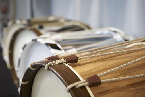 Pictures 1-4: Here you can see how a still matt veneer sheet becomes an impressively shiny drum. The color and grain of the wood come into their own thanks to the surface treatment with clear lacquer. Photos: ROSER AG